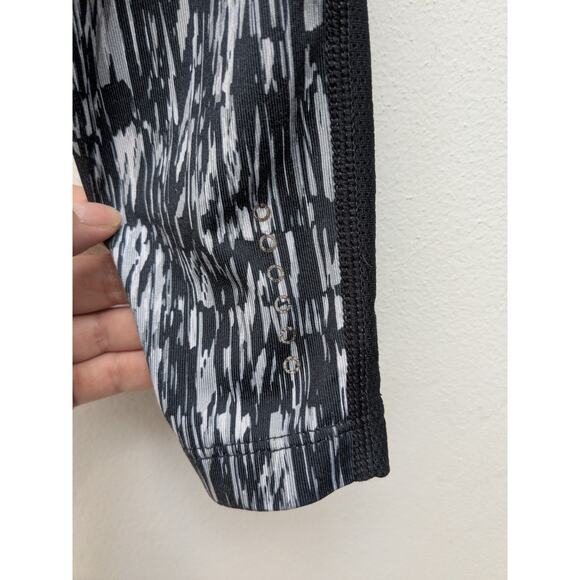 Nike Dri-Fit Womens Leggings Capri Running Patterned Stripes Black Gray Small - Picture 11 of 14